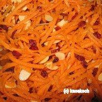 Salat von wurzeln, berberitzen und mandeln