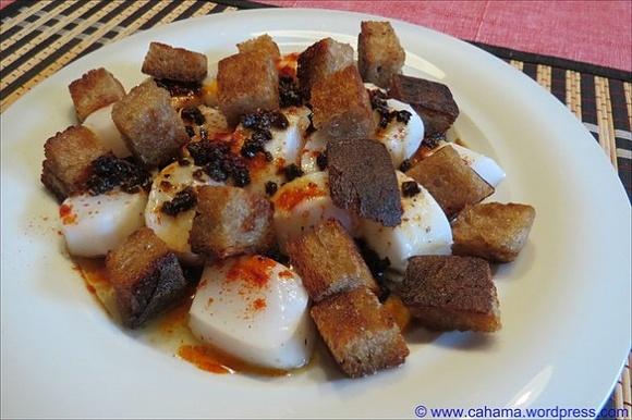 Tintenfisch mit gerösteten Brotwürfeln
