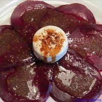Rote Beete-Carpaccio mit Ziegenkäse