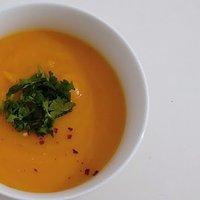 Süßkartoffelsuppe mit Limette und Koriander