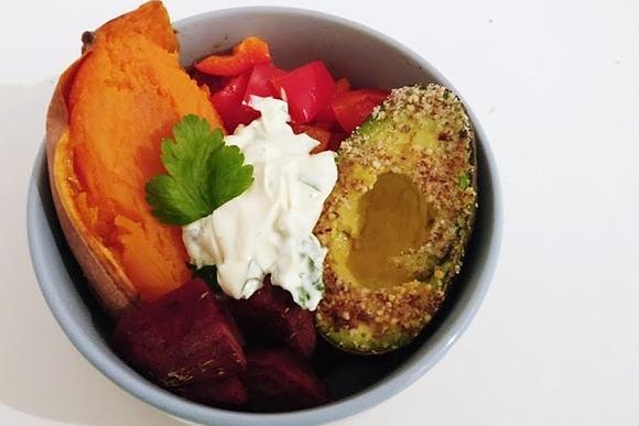 Bowl mit Süßkartoffel und gebratener Avocado