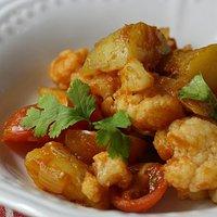 Tomatiges Blumenkohl-Kartoffel-Curry