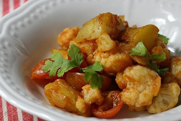 Tomatiges Blumenkohl-Kartoffel-Curry