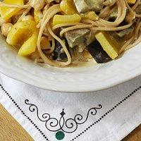 Nudeln mit Kichererbsen und Gemüse