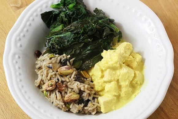 Indischer spinatt mit joghurt-tofu und gewürztem reis