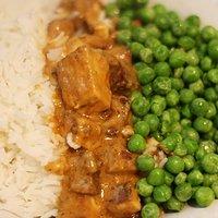 Reis und erbsen mit tofu in erdnusssauce