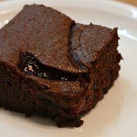 Schoko-Lakritz-Kuchen mit roter Grütze