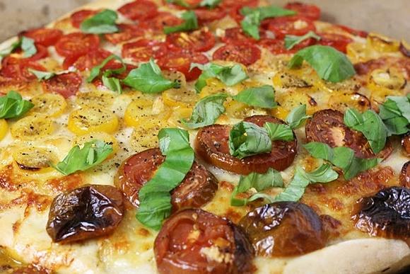 Bunte Tomatenpizza