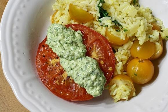 Gelber tomatenreis, gebackene tomaten und macadamia-koriander-sauce