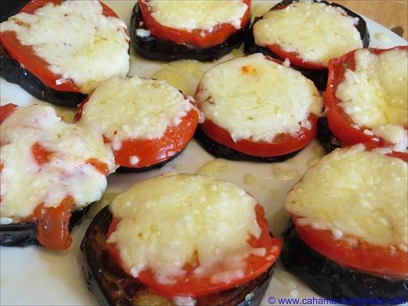 Gebratene auberginen mit tomaten und mozzarella