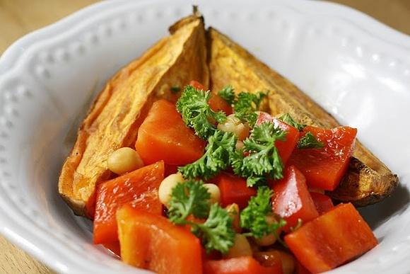 Gebackene marinierte Süßkartoffeln mit Paprika-Kichererbsen-Gemüse