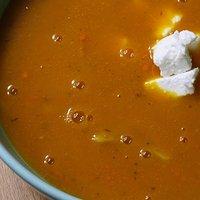 Kürbissuppe mit Nudeln und Feta