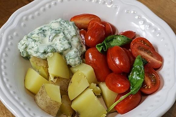 Kartoffeln mit Tomaten und Spinat-Joghurt-Dip