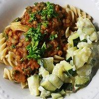 Nudeln mit Linsen und Zucchini-Joghurt
