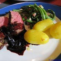 T-Bone-Steak mit Balsamico-Zwiebeln