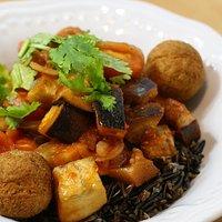 Auberginengemüse mit Wildreis, dazu Falafel