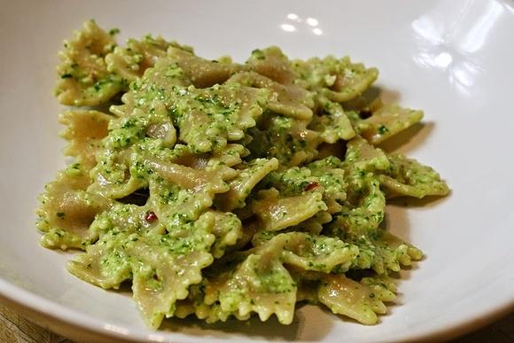 Nudeln mit scharfem Korianderpesto