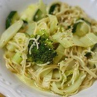Mie-Nudeln mit Gemüse in Orangensauce
