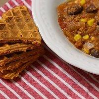 Orientalisch gewürztes vegetarisches Chili mit Tomatenwaffeln
