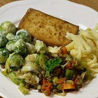 Gebratener räuchertofu mit rosenkohl, spätzle und linsen