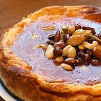 Käsekuchen mit Karamellsauce und Nusstopping