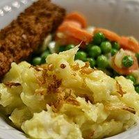 Blumenkohl-Kartoffelbrei und Erbsen-Möhren-Gemüse, dazu vegetarische Fischstäbchen
