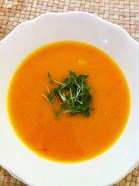 Cremige Kürbissuppe mit Kresse