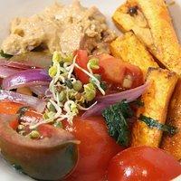 Süßkartoffelecken mit warmen Tomatensalat und Tahin-Dip