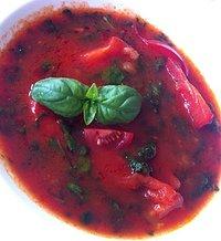 Tomatensuppe mit Spinat und Basilikum