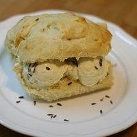 Gelato burger (brioche gefüllt mit weißem schoko-lavendel-eis)