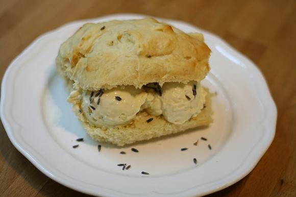 Gelato burger brioche gefüllt mit weißem schoko-lavendel-eis