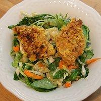 Knusprige Nuggets auf Salat