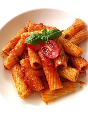 Pasta mit Tomate und Basilikum