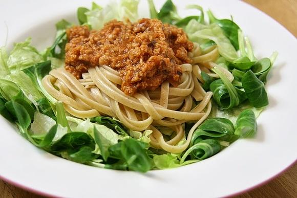 Nudeln mit vegetarischer Bolognese und Salat