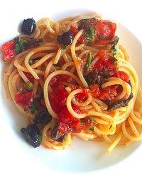 Spaghetti alla puttanesca mit Knoblauch-Öl