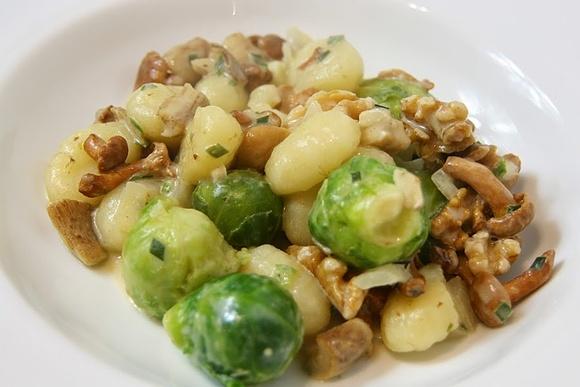 Gnocchipfanne mit pilzen, rosenkohl und walnüssen