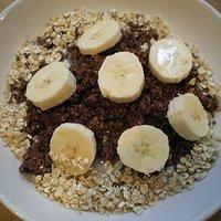 Haferflocken, leinsamen, schokocrunch und banane