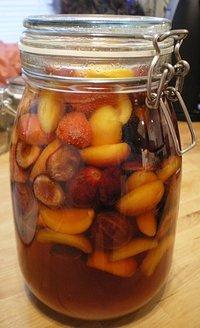 Rumtopf mit Beeren