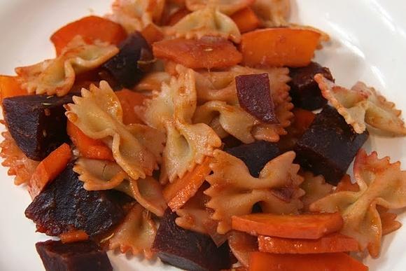 Nudeln mit Kürbis und roter Bete