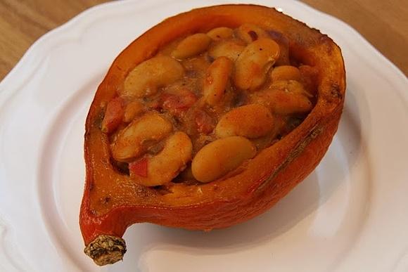 Gefüllter kürbis mit bohnen und tomaten