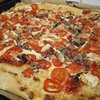 Pizza mit tomaten, salbei und lavendel