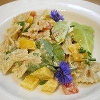 Bunter Nudelsalat mit Avocadocreme