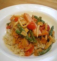 Erdnuss-Wokgemüse mit Reis