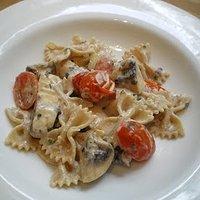 Nudeln mit Tomaten und Champignons