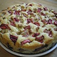 Erdbeer-Rhabarber-Joghurtkuchen mit schnellem Vanille-Joghurteis