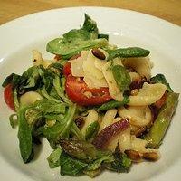 Nudeln mit grünem spargel, avocado und tomaten