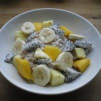 Dinkel mit Joghurt und exotischen Früchten