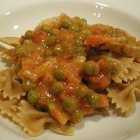 Nudeln mit Tomaten-Erbsen-Sauce