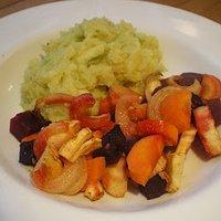 Kartoffel-Avocado-Püree mit Ofen-Wurzelgemüse