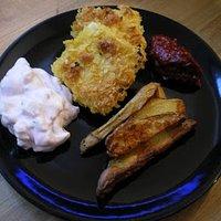 Tofunuggets und kartoffelspalten mit curryketchup und schmand-gemüse-dip